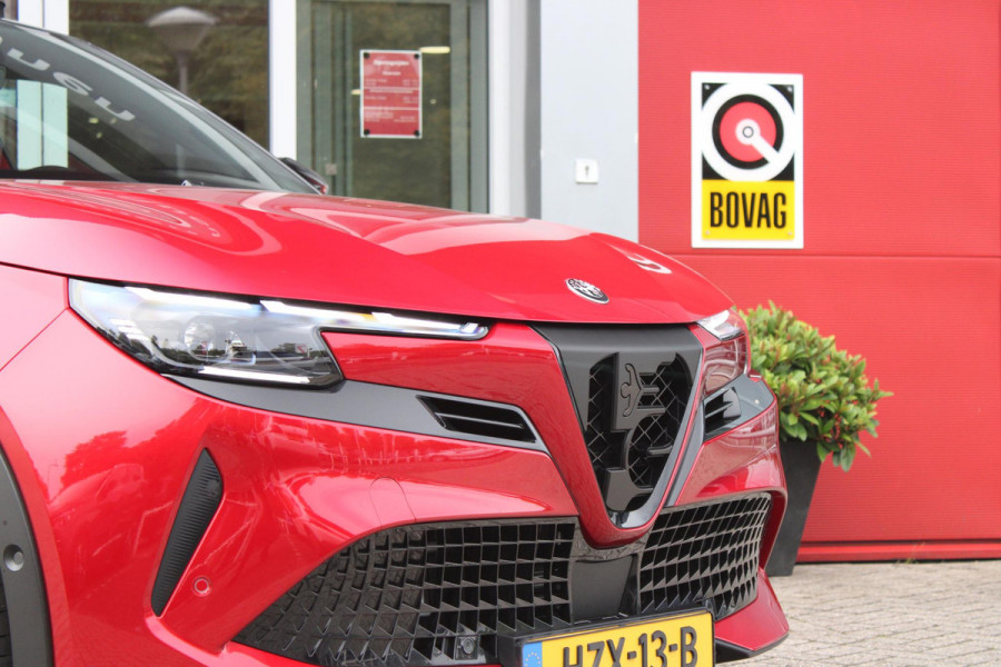 Alfa Romeo junior 1.2 Turbo 136PK IBRIDA SPECIALE | NIEUWE AUTO! | PANORAMISCH SCHUIF/KANTEL DAK | SPORT PACK: SABELT SPORT STOELEN/ALCANTARA STUURWIEL | TECHNO PACK: LED MATRIX KOPLAMPEN/DRAADLOZE TELEFOONLADER/ACHTERUITRIJ CAMERA | VERWARMBARE VOORRUIT | 18" LICHTMETALEN VELGEN "PETALI" | DRAADLOZE APPLE CARPLAY/ANDROID AUTO | BRERA RED MET ZWART DAK | NAVIGATIE | STOEL VERWARMING | DODEHOEK DETECTIE | ELEKTRISCH BEDIENBARE ACHTERKLEP | KEYLESS ENTRY/START | ADAPTIVE CRUISE CONTROL |