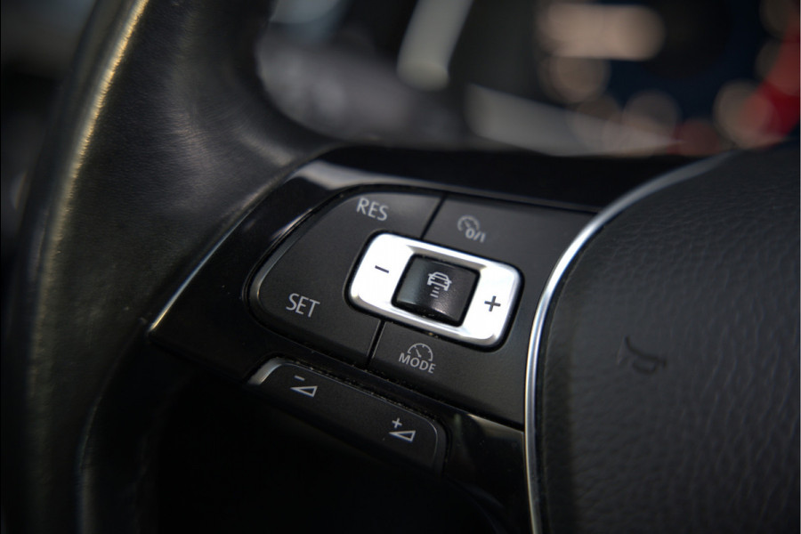 Volkswagen Golf 1.4 TSI Highline Business R | R-Line | Panoramadak | Stoelverwarming | Stuurverwarming | Dynaudio | Standkachel | Massage | Keyless | Adaptive Cruise Control | Camera | Parkeersensoren | Navigatie Discover Pro | LED | T