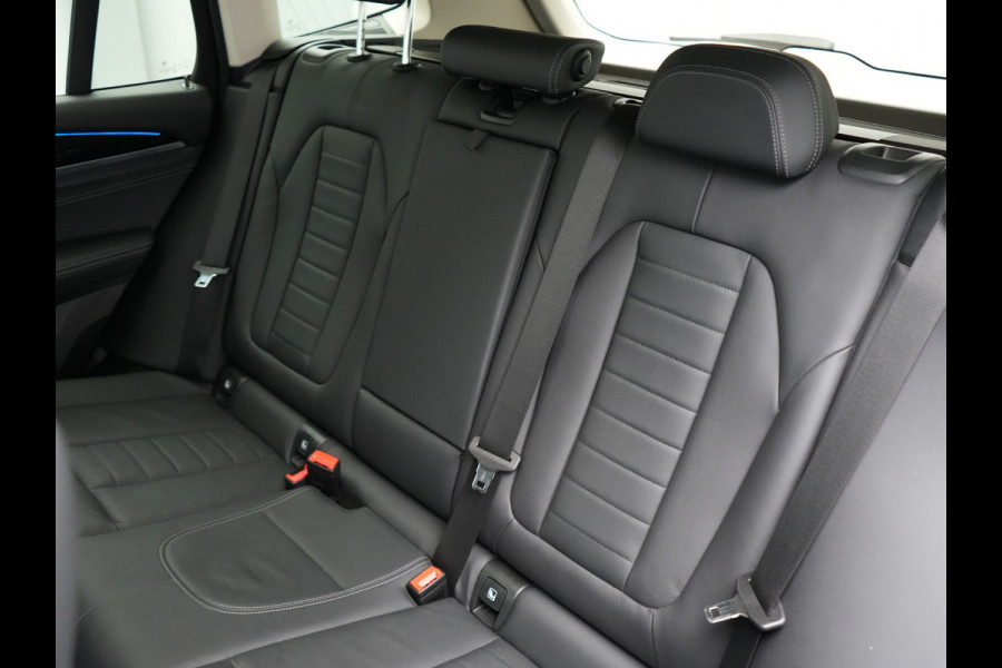 BMW X3 xDrive30e xLine Plug In Hybrid 293pk Dealer O.H PHEV | Trekhaak Af Fabriek | Head Up | Adaptive Cruise | Camera | Lederen Sportstoelen Verwarmd | Apple Carplay | Navigatie | Sfeerverlichting | Virtual | DAB |