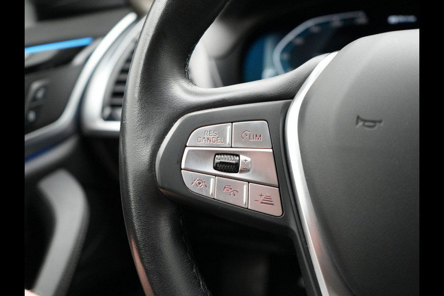 BMW X3 xDrive30e xLine Plug In Hybrid 293pk Dealer O.H PHEV | Trekhaak Af Fabriek | Head Up | Adaptive Cruise | Camera | Lederen Sportstoelen Verwarmd | Apple Carplay | Navigatie | Sfeerverlichting | Virtual | DAB |