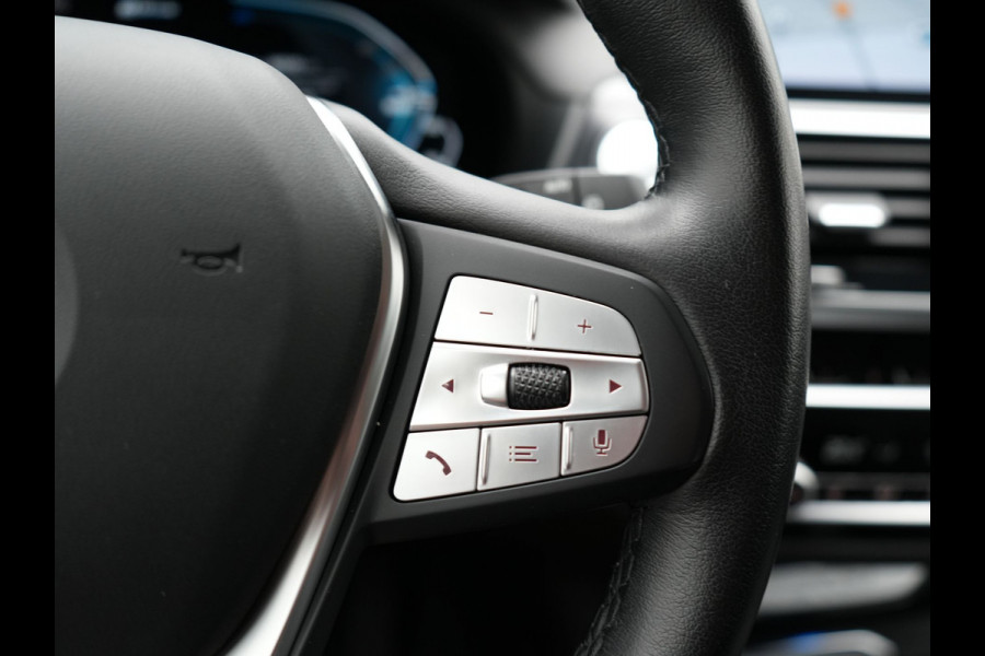BMW X3 xDrive30e xLine Plug In Hybrid 293pk Dealer O.H PHEV | Trekhaak Af Fabriek | Head Up | Adaptive Cruise | Camera | Lederen Sportstoelen Verwarmd | Apple Carplay | Navigatie | Sfeerverlichting | Virtual | DAB |