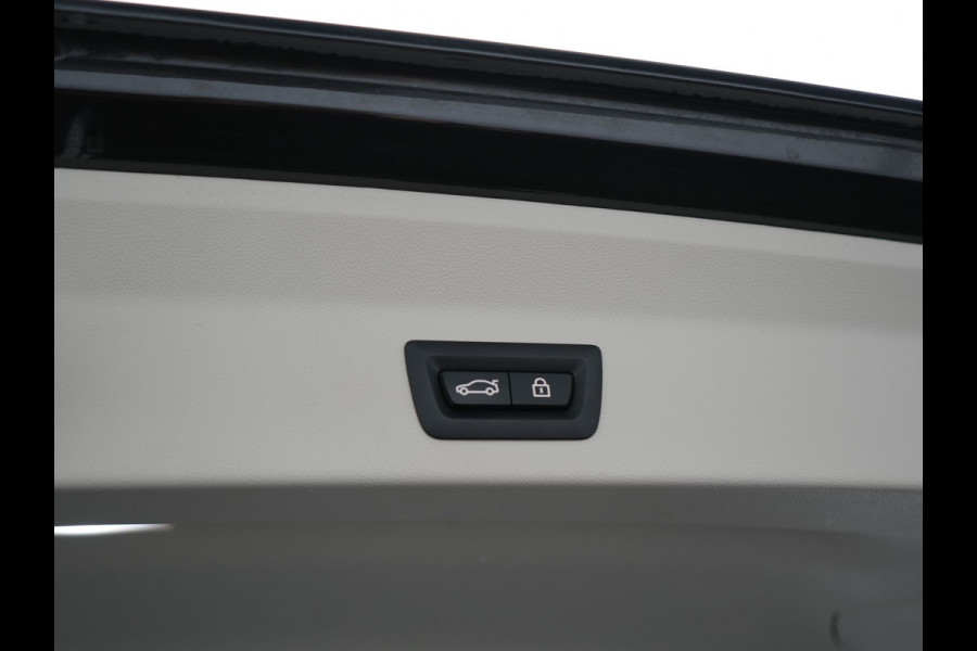 BMW X3 xDrive30e xLine Plug In Hybrid 293pk Dealer O.H PHEV | Trekhaak Af Fabriek | Head Up | Adaptive Cruise | Camera | Lederen Sportstoelen Verwarmd | Apple Carplay | Navigatie | Sfeerverlichting | Virtual | DAB |