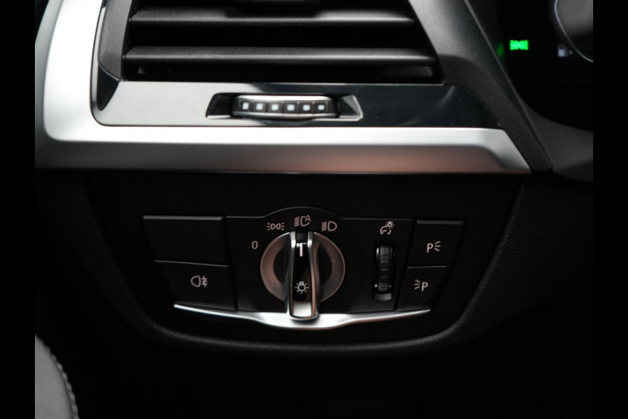 BMW X3 xDrive30e xLine Plug In Hybrid 293pk Dealer O.H PHEV | Trekhaak Af Fabriek | Head Up | Adaptive Cruise | Camera | Lederen Sportstoelen Verwarmd | Apple Carplay | Navigatie | Sfeerverlichting | Virtual | DAB |