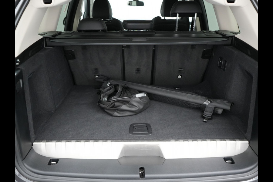 BMW X3 xDrive30e xLine Plug In Hybrid 293pk Dealer O.H PHEV | Trekhaak Af Fabriek | Head Up | Adaptive Cruise | Camera | Lederen Sportstoelen Verwarmd | Apple Carplay | Navigatie | Sfeerverlichting | Virtual | DAB |