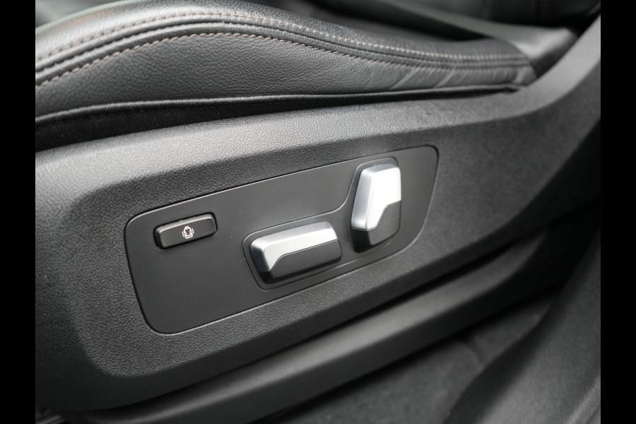 BMW X5 xDrive45e M Sport Plug in Hybrid 394pk PHEV | Trekhaak Af Fabriek | Panodak | Luchtvering | Adaptive Cruise | 360 Camera | M Sportstuur | Sfeerverlichting | Apple Carplay | Lederen Sporstoelen Memory & Verwarmd | Navigatie | DAB |