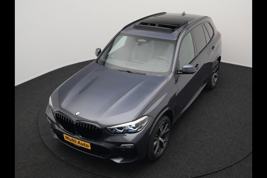 BMW X5 xDrive45e M Sport Plug in Hybrid 394pk PHEV | Trekhaak Af Fabriek | Panodak | Luchtvering | Adaptive Cruise | 360 Camera | M Sportstuur | Sfeerverlichting | Apple Carplay | Lederen Sporstoelen Memory & Verwarmd | Navigatie | DAB |