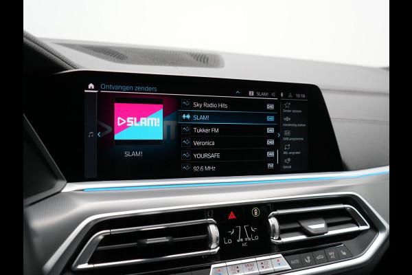 BMW X5 xDrive45e M Sport Plug in Hybrid 394pk PHEV | Trekhaak Af Fabriek | Panodak | Luchtvering | Adaptive Cruise | 360 Camera | M Sportstuur | Sfeerverlichting | Apple Carplay | Lederen Sporstoelen Memory & Verwarmd | Navigatie | DAB |