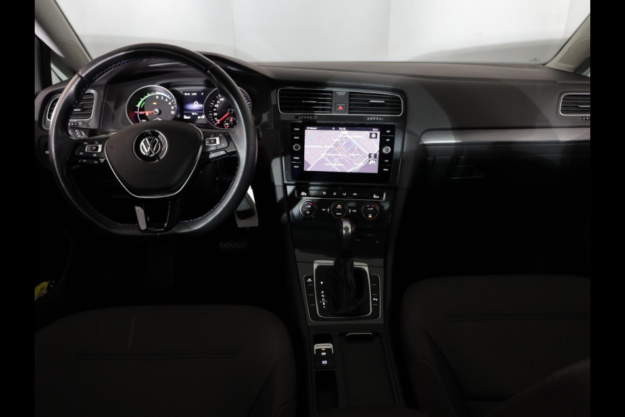 Volkswagen e-Golf E-DITION 136 pk | Navigatie | Parkeersensoren | Adaptieve cruise control | Autom. airco | LED koplampen |