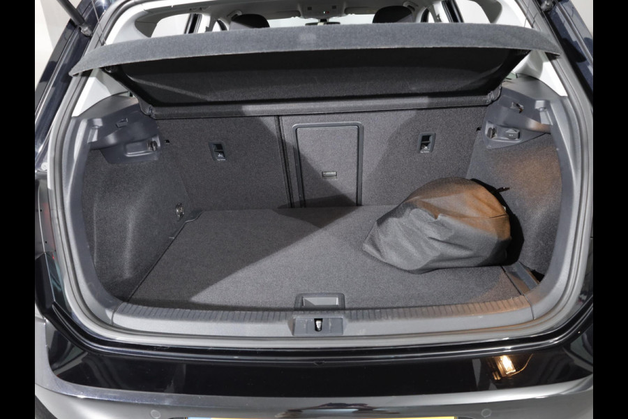 Volkswagen e-Golf E-DITION 136 pk | Navigatie | Parkeersensoren | Adaptieve cruise control | Autom. airco | LED koplampen |