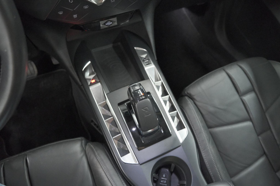 DS DS 3 Crossback 50 kwh e-Tense So Chic | Camera | Dodehoekdetectie | Head-Up Display | Apple Carplay | Stoelverwarming DS DS 3 Crossback 50 kwh e-Tense So Chic | Camera | Dodehoekdetectie | Head-Up Display | Apple Carplay | Stoelverwarming