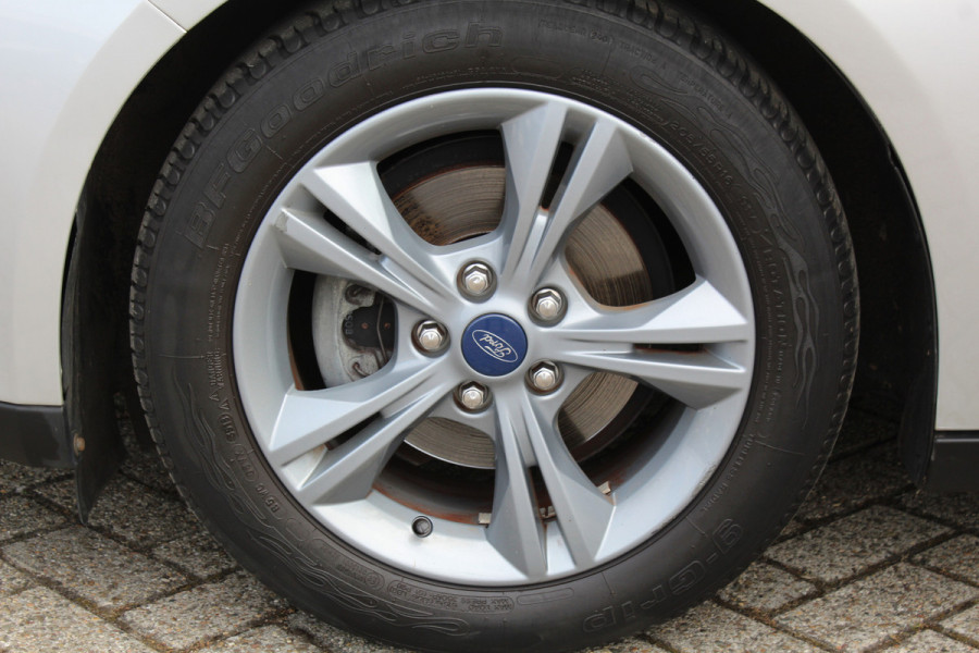 Ford Focus 1.0-125pk Titanium. Keurig nette Ford Focus hatchback met slechts 69.000km ! Autm. airco dual, cruise control, metallic lak, LM wielen,