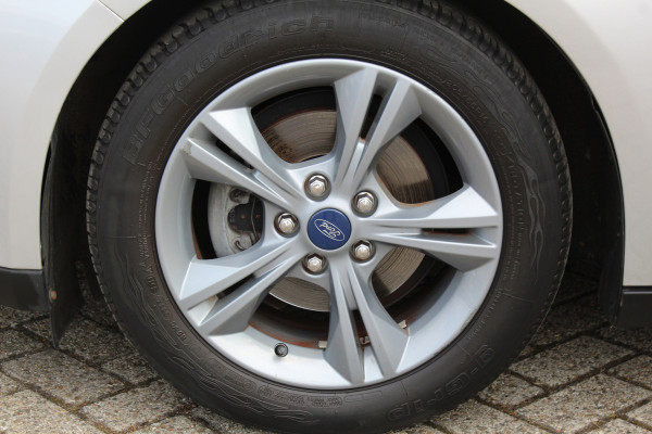 Ford Focus 1.0-125pk Titanium. Keurig nette Ford Focus hatchback met slechts 69.000km ! Autm. airco dual, cruise control, metallic lak, LM wielen,