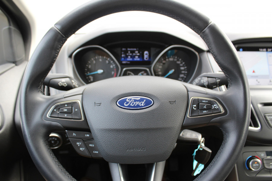 Ford Focus 1.0-125pk Titanium. Keurig nette Ford Focus hatchback met slechts 69.000km ! Autm. airco dual, cruise control, metallic lak, LM wielen,