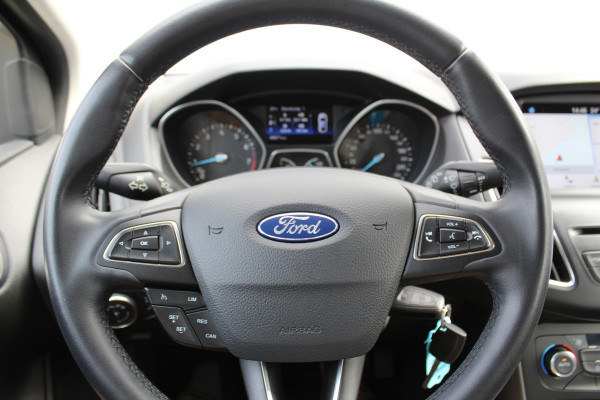Ford Focus 1.0-125pk Titanium. Keurig nette Ford Focus hatchback met slechts 69.000km ! Autm. airco dual, cruise control, metallic lak, LM wielen,