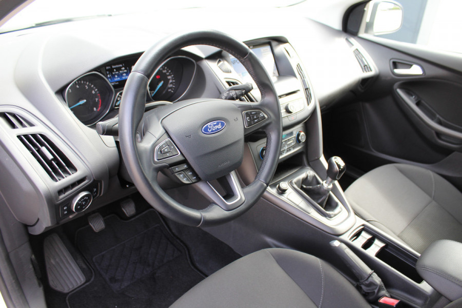 Ford Focus 1.0-125pk Titanium. Keurig nette Ford Focus hatchback met slechts 69.000km ! Autm. airco dual, cruise control, metallic lak, LM wielen,