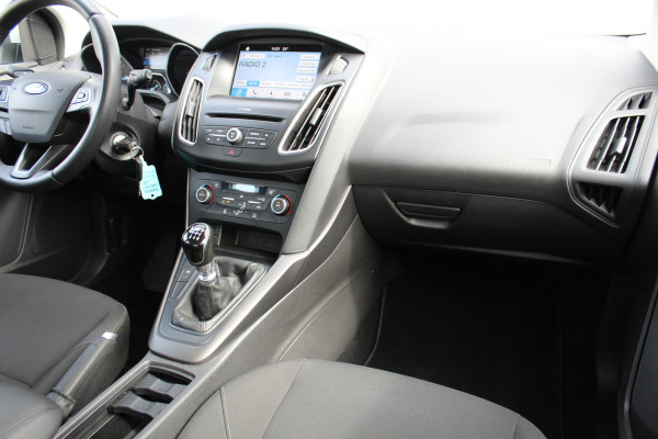 Ford Focus 1.0-125pk Titanium. Keurig nette Ford Focus hatchback met slechts 69.000km ! Autm. airco dual, cruise control, metallic lak, LM wielen,