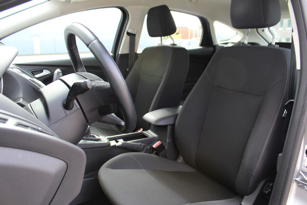 Ford Focus 1.0-125pk Titanium. Keurig nette Ford Focus hatchback met slechts 69.000km ! Autm. airco dual, cruise control, metallic lak, LM wielen,