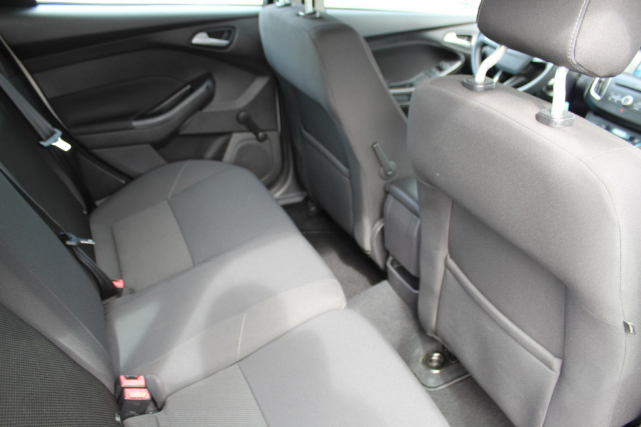 Ford Focus 1.0-125pk Titanium. Keurig nette Ford Focus hatchback met slechts 69.000km ! Autm. airco dual, cruise control, metallic lak, LM wielen,