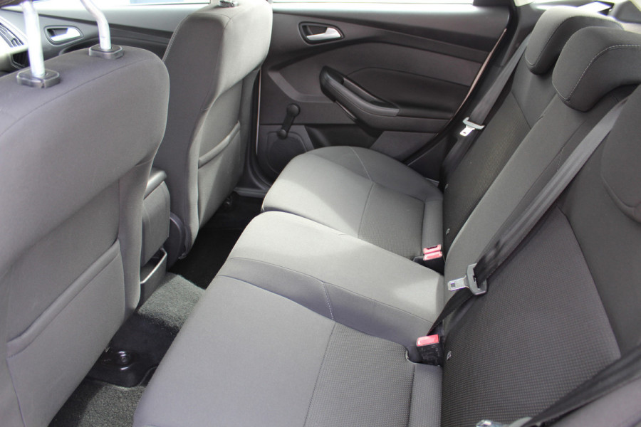 Ford Focus 1.0-125pk Titanium. Keurig nette Ford Focus hatchback met slechts 69.000km ! Autm. airco dual, cruise control, metallic lak, LM wielen,