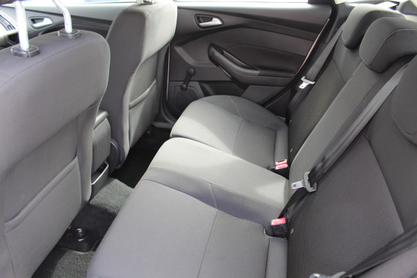 Ford Focus 1.0-125pk Titanium. Keurig nette Ford Focus hatchback met slechts 69.000km ! Autm. airco dual, cruise control, metallic lak, LM wielen,