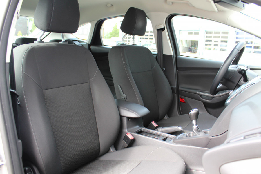 Ford Focus 1.0-125pk Titanium. Keurig nette Ford Focus hatchback met slechts 69.000km ! Autm. airco dual, cruise control, metallic lak, LM wielen,