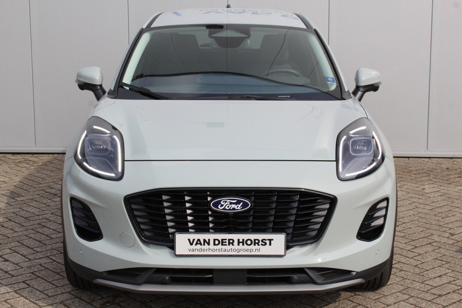 Ford Puma 1.0-125 pk EcoBoost Mild-Hybrid Titanium. Nieuw Model ! Fabrieksgarantie t/m 26-03-2029 ! Slechts 4.000km ! Stoel-, stuur- en voorraamverwarming, Side- en Lane assist, Adaptieve cruise control, Trekhaak afneembaar, LM wielen, Navigatie, telefoonvoorb.