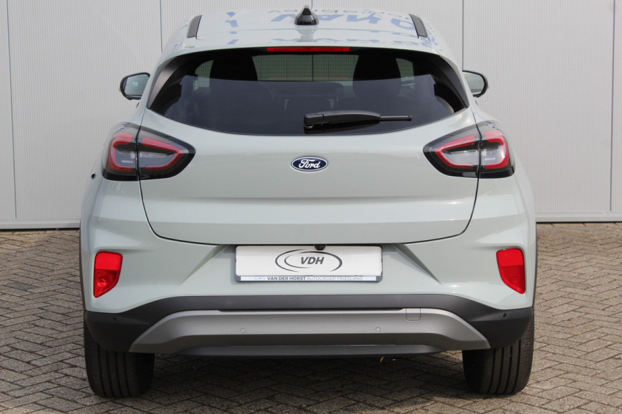 Ford Puma 1.0-125 pk EcoBoost Mild-Hybrid Titanium. Nieuw Model ! Fabrieksgarantie t/m 26-03-2029 ! Slechts 4.000km ! Stoel-, stuur- en voorraamverwarming, Side- en Lane assist, Adaptieve cruise control, Trekhaak afneembaar, LM wielen, Navigatie, telefoonvoorb.