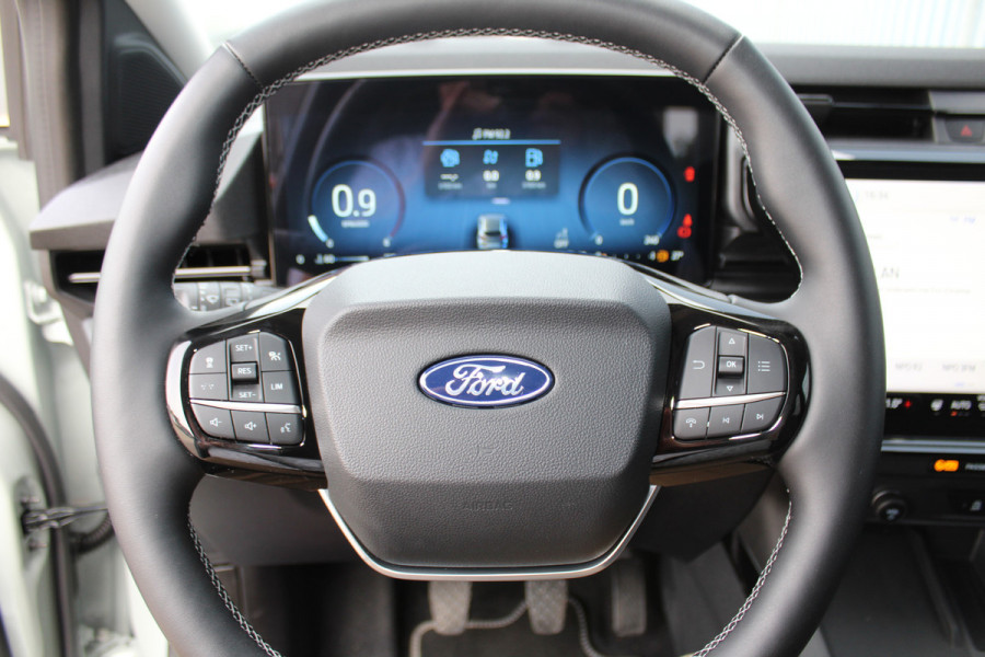 Ford Puma 1.0-125 pk EcoBoost Mild-Hybrid Titanium. Nieuw Model ! Fabrieksgarantie t/m 26-03-2029 ! Slechts 4.000km ! Stoel-, stuur- en voorraamverwarming, Side- en Lane assist, Adaptieve cruise control, Trekhaak afneembaar, LM wielen, Navigatie, telefoonvoorb.