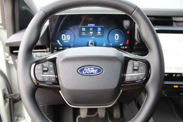Ford Puma 1.0-125 pk EcoBoost Mild-Hybrid Titanium. Nieuw Model ! Fabrieksgarantie t/m 26-03-2029 ! Slechts 4.000km ! Stoel-, stuur- en voorraamverwarming, Side- en Lane assist, Adaptieve cruise control, Trekhaak afneembaar, LM wielen, Navigatie, telefoonvoorb.