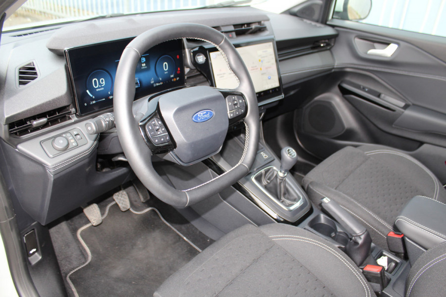 Ford Puma 1.0-125 pk EcoBoost Mild-Hybrid Titanium. Nieuw Model ! Fabrieksgarantie t/m 26-03-2029 ! Slechts 4.000km ! Stoel-, stuur- en voorraamverwarming, Side- en Lane assist, Adaptieve cruise control, Trekhaak afneembaar, LM wielen, Navigatie, telefoonvoorb.