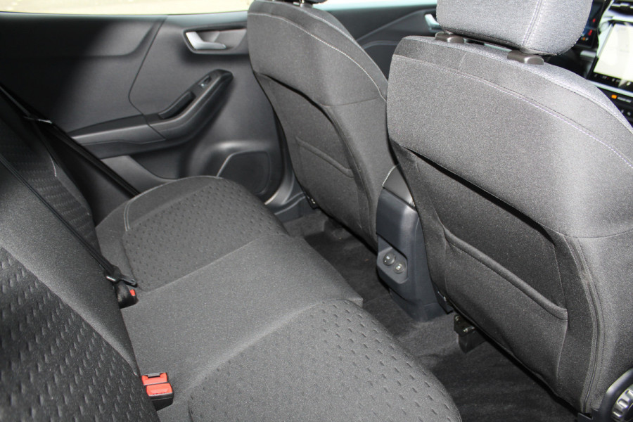 Ford Puma 1.0-125 pk EcoBoost Mild-Hybrid Titanium. Nieuw Model ! Fabrieksgarantie t/m 26-03-2029 ! Slechts 4.000km ! Stoel-, stuur- en voorraamverwarming, Side- en Lane assist, Adaptieve cruise control, Trekhaak afneembaar, LM wielen, Navigatie, telefoonvoorb.