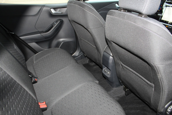 Ford Puma 1.0-125 pk EcoBoost Mild-Hybrid Titanium. Nieuw Model ! Fabrieksgarantie t/m 26-03-2029 ! Slechts 4.000km ! Stoel-, stuur- en voorraamverwarming, Side- en Lane assist, Adaptieve cruise control, Trekhaak afneembaar, LM wielen, Navigatie, telefoonvoorb.