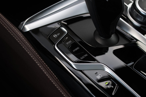 BMW 5 Serie Touring 530e xDrive M-Sport *Pano*Laser*Camera*Head-Up*Trekhaak*