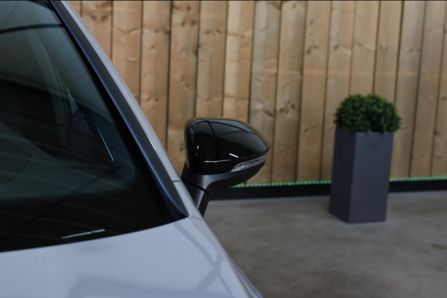 Volkswagen Golf 1.5 TSI R-Line *Pano*H/K*Camera*Head-Up*Trekhaak*IQ Led*