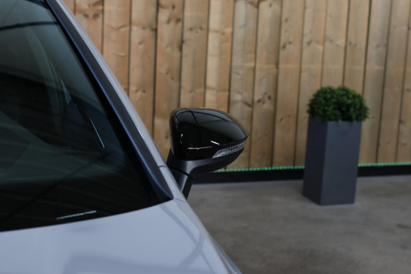 Volkswagen Golf 1.5 TSI R-Line *Pano*H/K*Camera*Head-Up*Trekhaak*IQ Led*