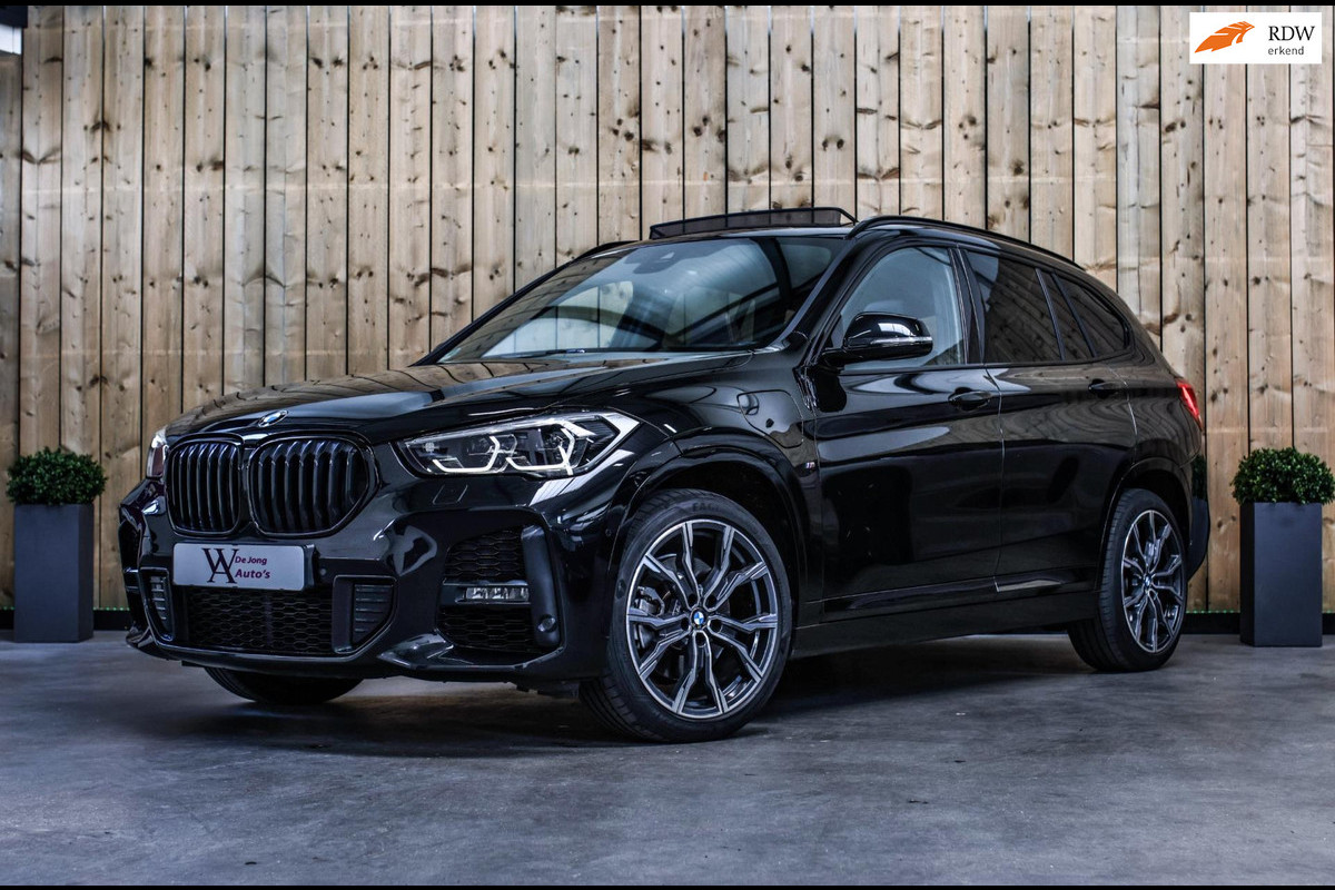 BMW X1 XDrive25e M-Sport *Pano*H/K*Head-Up*Keyless*Trekhaak*Led* BMW X1 XDrive25e M-Sport *Pano*H/K*Head-Up*Keyless*Trekhaak*Led*