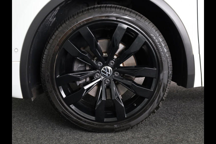 Volkswagen Tiguan 1.4 TSI eHybrid R-Line Business+ 245 pk Automaat (DSG) | Navigatie | Panoramadak | Parkeersensoren (Park assist) | Rondomzicht camera | Lederen bekleding | Elektr. voorstoelen met memory | R-Line |