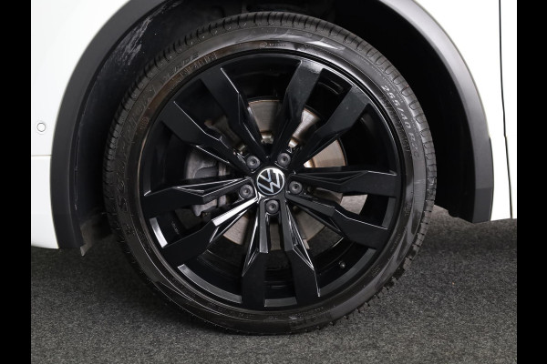 Volkswagen Tiguan 1.4 TSI eHybrid R-Line Business+ 245 pk Automaat (DSG) | Navigatie | Panoramadak | Parkeersensoren (Park assist) | Rondomzicht camera | Lederen bekleding | Elektr. voorstoelen met memory | R-Line |