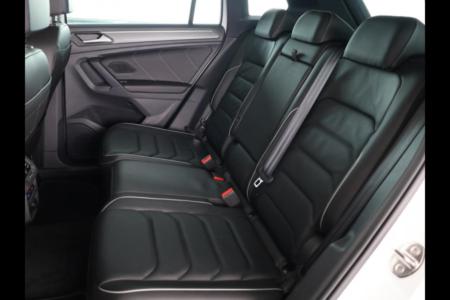 Volkswagen Tiguan 1.4 TSI eHybrid R-Line Business+ 245 pk Automaat (DSG) | Navigatie | Panoramadak | Parkeersensoren (Park assist) | Rondomzicht camera | Lederen bekleding | Elektr. voorstoelen met memory | R-Line |