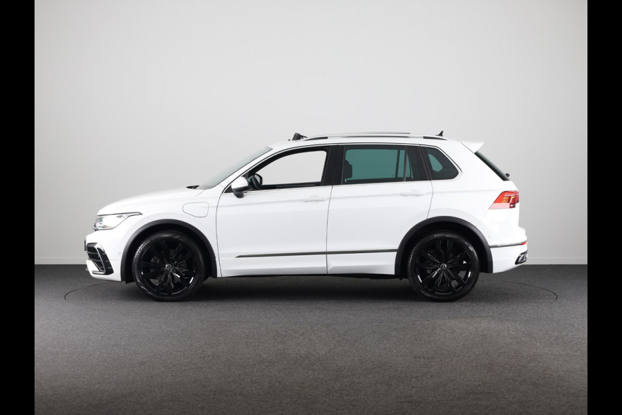 Volkswagen Tiguan 1.4 TSI eHybrid R-Line Business+ 245 pk Automaat (DSG) | Navigatie | Panoramadak | Parkeersensoren (Park assist) | Rondomzicht camera | Lederen bekleding | Elektr. voorstoelen met memory | R-Line |