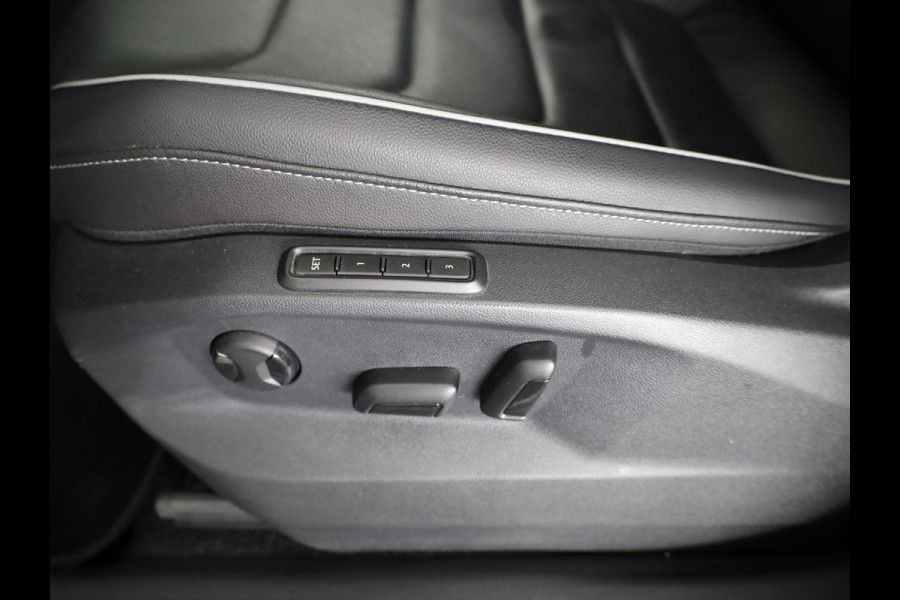 Volkswagen Tiguan 1.4 TSI eHybrid R-Line Business+ 245 pk Automaat (DSG) | Navigatie | Panoramadak | Parkeersensoren (Park assist) | Rondomzicht camera | Lederen bekleding | Elektr. voorstoelen met memory | R-Line |