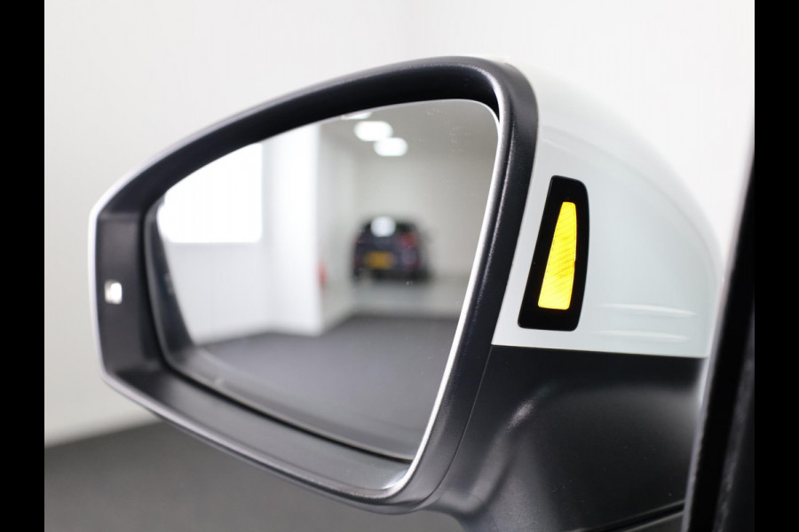 Volkswagen Tiguan 1.4 TSI eHybrid R-Line Business+ 245 pk Automaat (DSG) | Navigatie | Panoramadak | Parkeersensoren (Park assist) | Rondomzicht camera | Lederen bekleding | Elektr. voorstoelen met memory | R-Line |