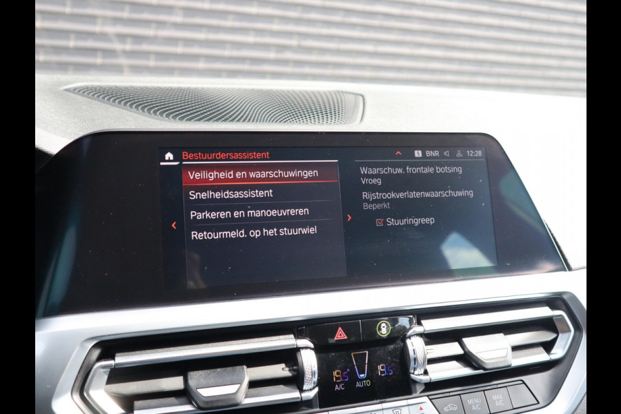 BMW 3 Serie Touring 320i Executive Edition | Panoramadak | HIFI Systeem | Elektrische Trekhaak |