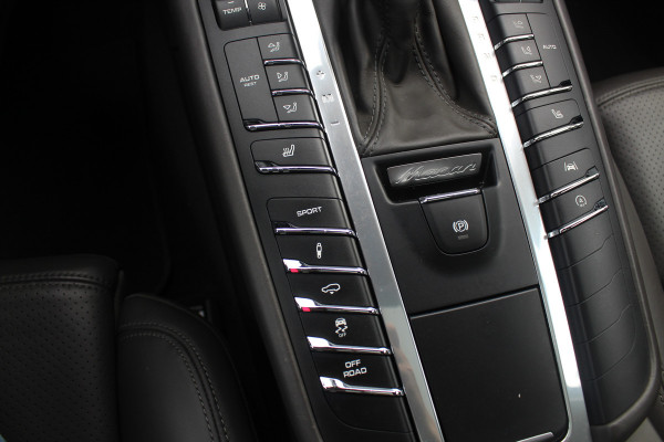 Porsche Macan 2.0 / Panoramadak / Camera / Luchtvering / 21'' / Sportchrono + Design / Bose / Dodehoek / Apple CarPlay / Stoel+Stuurverwarming / Luxe Leder / Stoelverwarming / ACC
