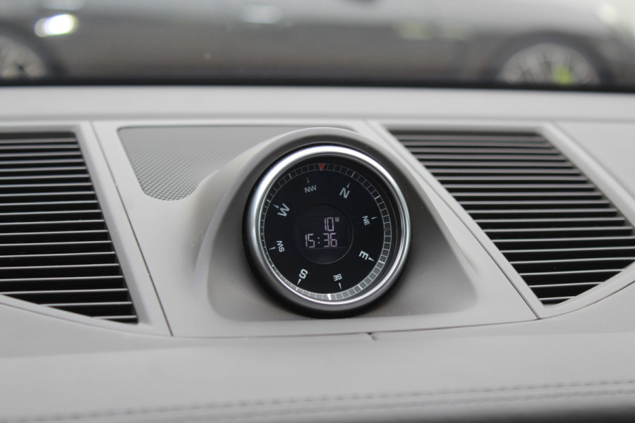 Porsche Macan 2.0 / Panoramadak / Camera / Luchtvering / 21'' / Sportchrono + Design / Bose / Dodehoek / Apple CarPlay / Stoel+Stuurverwarming / Luxe Leder / Stoelverwarming / ACC