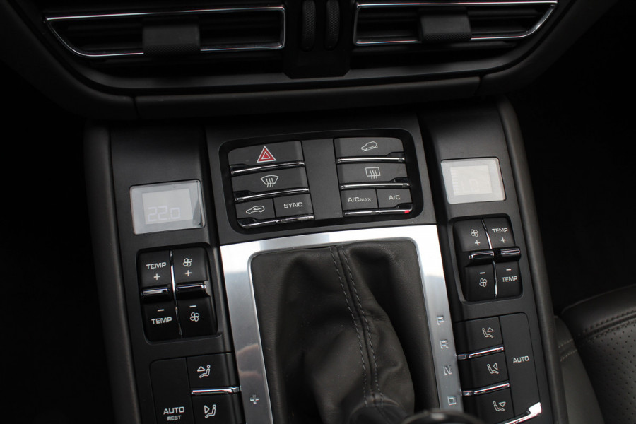 Porsche Macan 2.0 / Panoramadak / Camera / Luchtvering / 21'' / Sportchrono + Design / Bose / Dodehoek / Apple CarPlay / Stoel+Stuurverwarming / Luxe Leder / Stoelverwarming / ACC