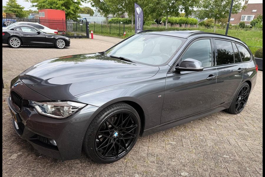 BMW 3 Serie Touring 320i M-Sport, Panorama (NL-auto NAP)