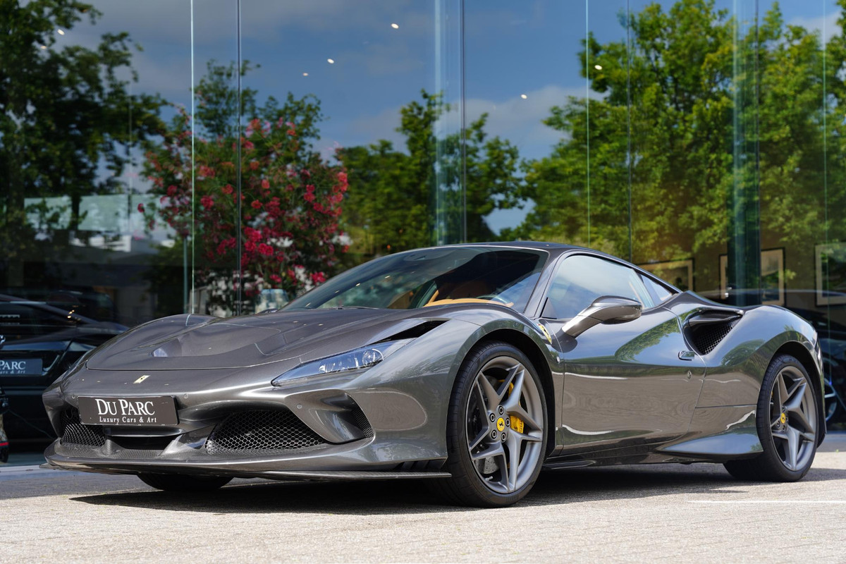 Ferrari F8 Tributo 3.9 V8 HELE Carbon Passanger Display Lifting Ferrari F8 Tributo 3.9 V8 HELE Carbon Passanger Display Lifting