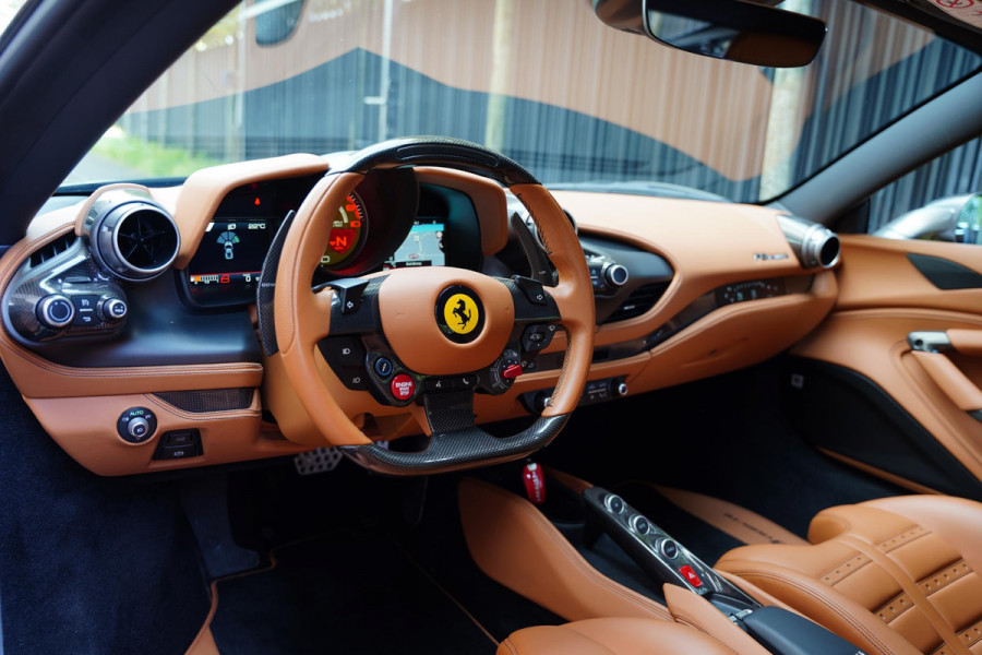 Ferrari F8 Tributo 3.9 V8 HELE Carbon Passanger Display Lifting