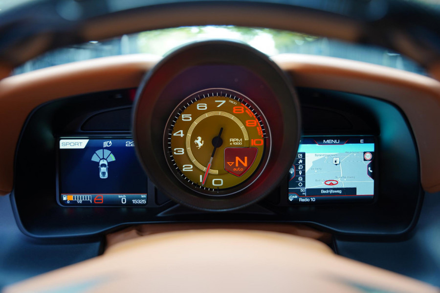 Ferrari F8 Tributo 3.9 V8 HELE Carbon Passanger Display Lifting
